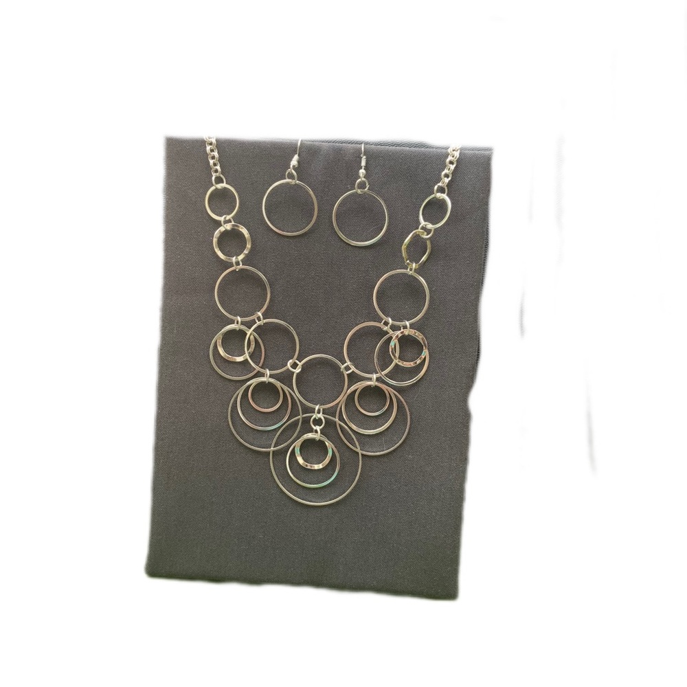 Silver tone, circular layer, necklace with circular earrings. - Picture 4 of 5